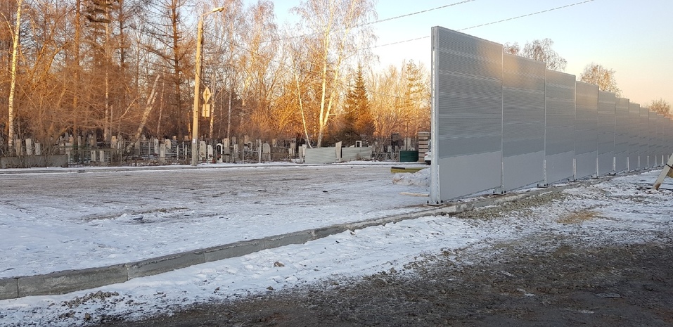 «Гениальное решение!» В Челябинске кладбище огораживают экранами для шумоизоляции 2 «Гениальное решение!» В Челябинске кладбище огораживают экранами для шумоизоляции 2