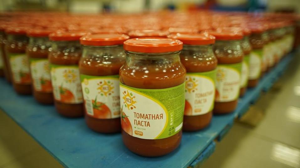 Завод выпускает 100 т томатной пасты в месяц Завод выпускает 100 т томатной пасты в месяц
