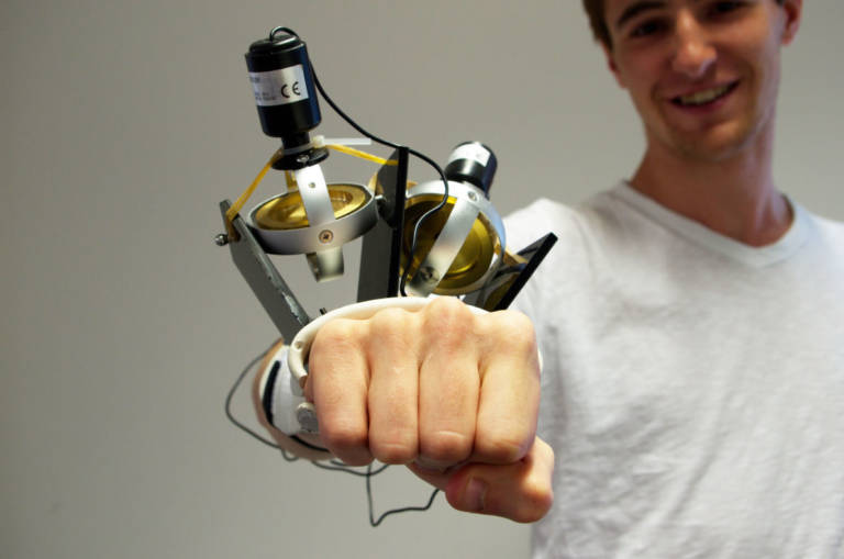 Перчатка GyroGlove позволяет справиться с тремором рук при болезне Паркинсона. Фото: Medtechengine.com