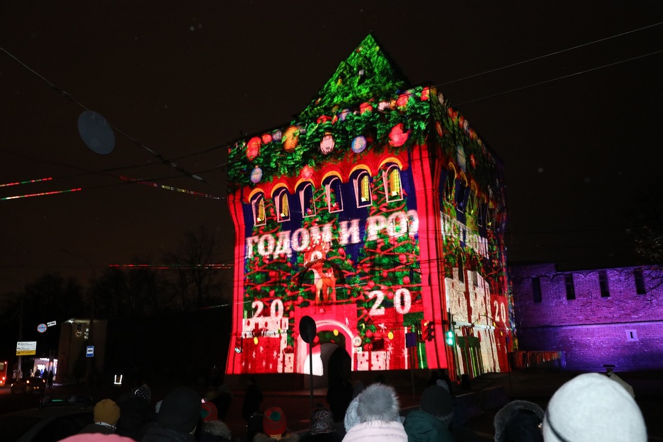 Олененок, яркие цвета и история города. На кремле зажглась новая подсветка за 56 млн 1 Олененок, яркие цвета и история города. На кремле зажглась новая подсветка за 56 млн 1