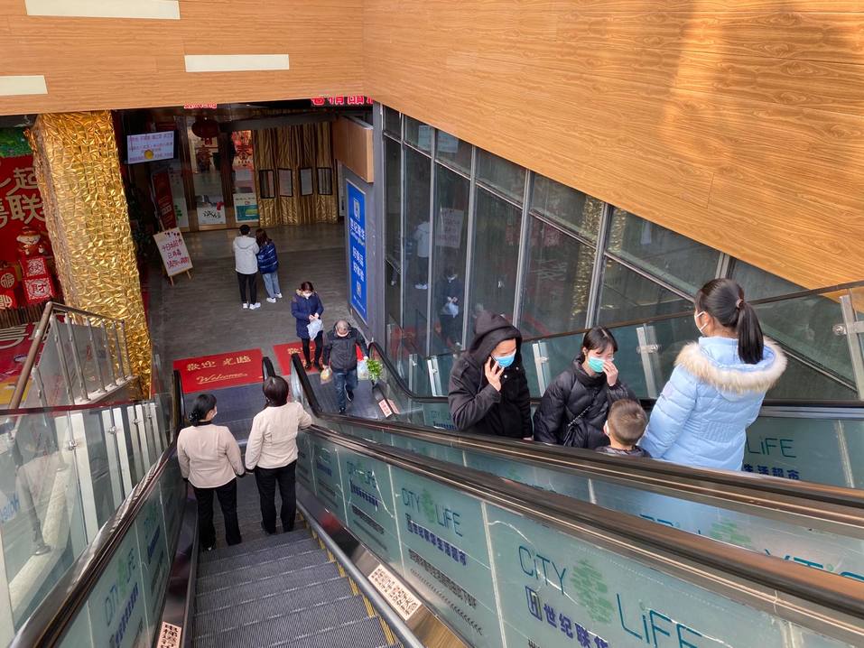 «Всем прохожим меряют температуру». Как живет Китай в режиме карантина из-за коронавируса 1 «Всем прохожим меряют температуру». Как живет Китай в режиме карантина из-за коронавируса 1