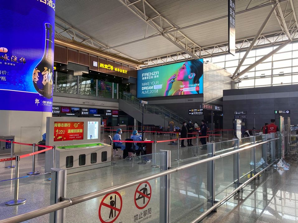 «Всем прохожим меряют температуру». Как живет Китай в режиме карантина из-за коронавируса 3 «Всем прохожим меряют температуру». Как живет Китай в режиме карантина из-за коронавируса 3