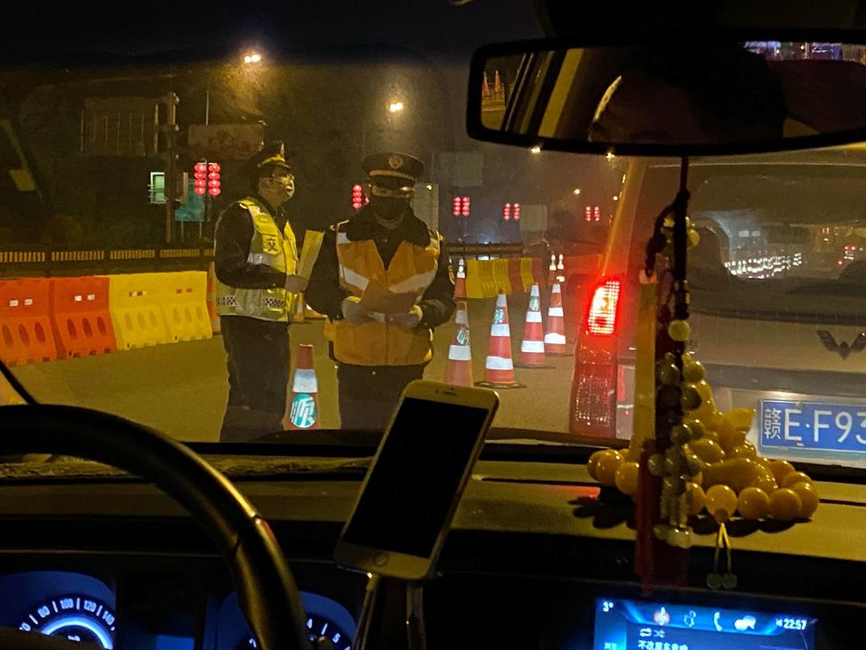 «Всем прохожим меряют температуру». Как живет Китай в режиме карантина из-за коронавируса 5 «Всем прохожим меряют температуру». Как живет Китай в режиме карантина из-за коронавируса 5