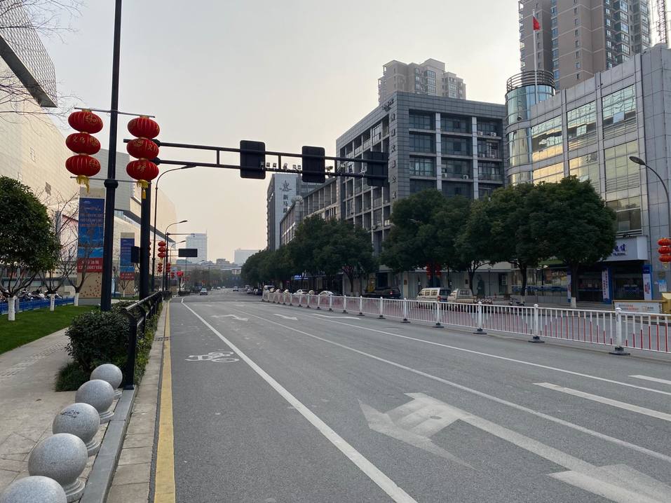 «Всем прохожим меряют температуру». Как живет Китай в режиме карантина из-за коронавируса 8 «Всем прохожим меряют температуру». Как живет Китай в режиме карантина из-за коронавируса 8