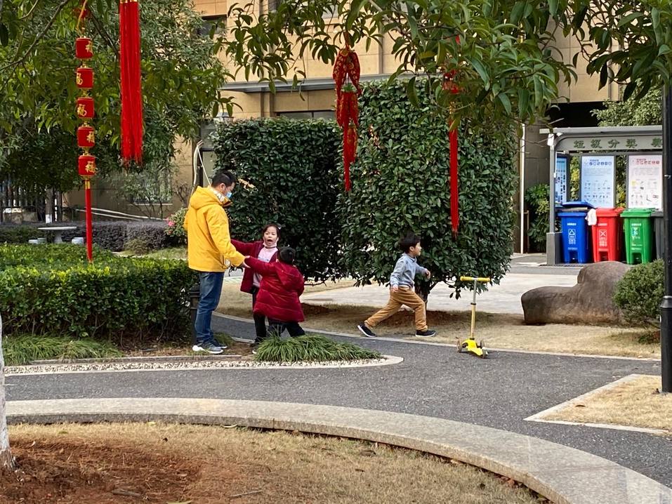 «Всем прохожим меряют температуру». Как живет Китай в режиме карантина из-за коронавируса 11 «Всем прохожим меряют температуру». Как живет Китай в режиме карантина из-за коронавируса 11