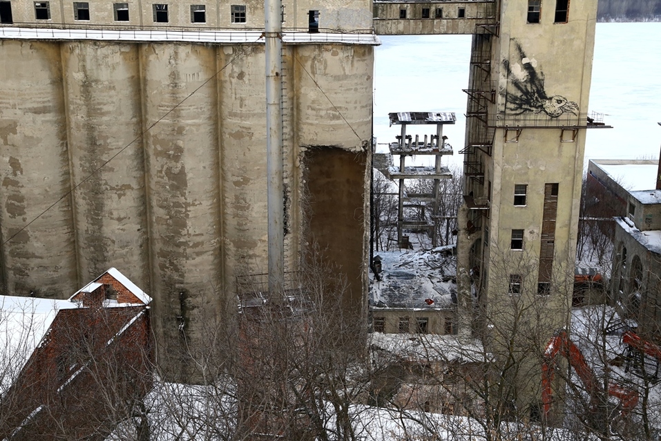 В Нижнем Новгороде начался демонтаж элеватора возле метромоста. Фото 1 В Нижнем Новгороде начался демонтаж элеватора возле метромоста. Фото 1