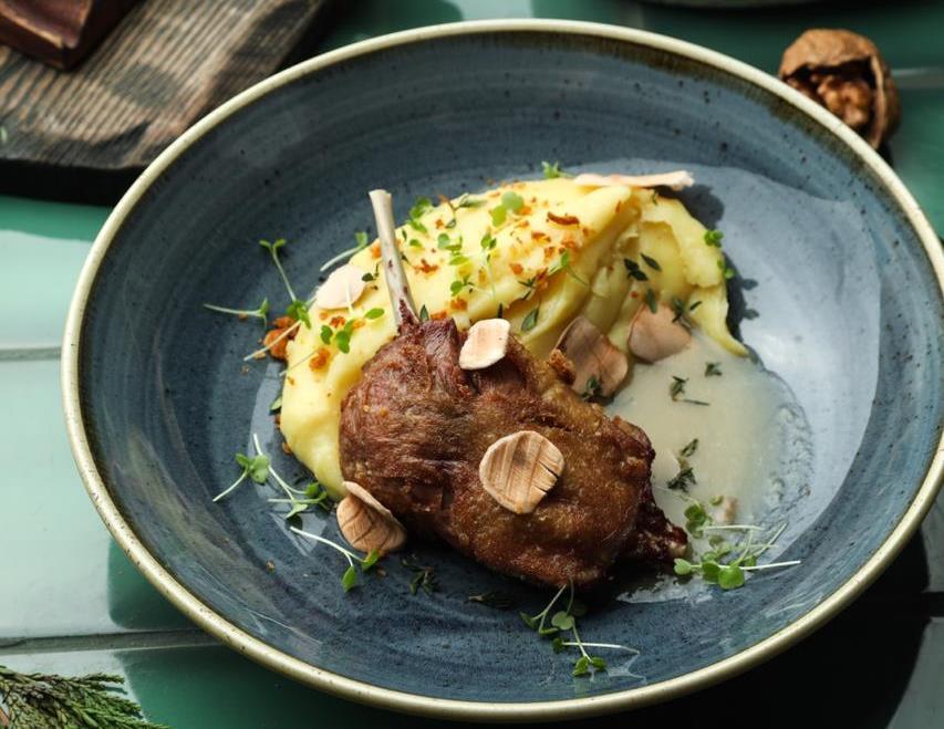 Фермерская утка конфи с картофельным пюре. Фото: «ЧаЩа» Фермерская утка конфи с картофельным пюре. Фото: «ЧаЩа»