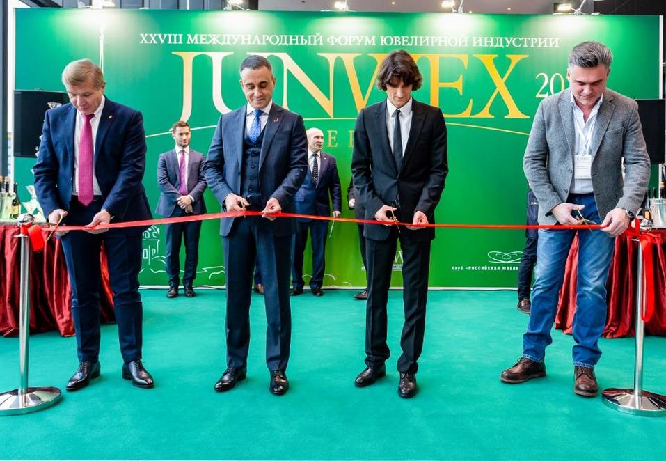 Украшения CHAMOVSKIKH признаны лучшими в этом сезоне 4 Украшения CHAMOVSKIKH признаны лучшими в этом сезоне 4