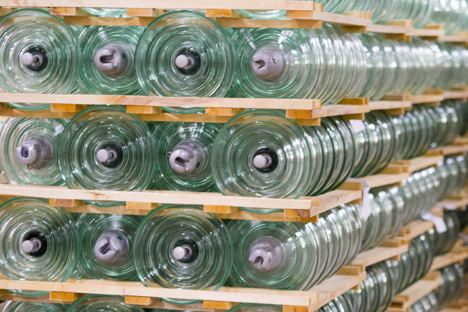 Стеклянные изоляторы Стеклянные изоляторы