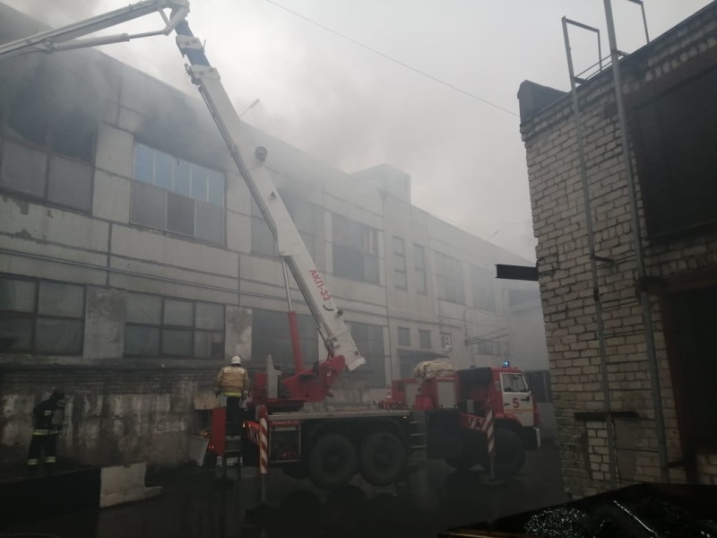 Крупный пожар на производстве. Сгорел цех площадью 350 кв. м 1 Крупный пожар на производстве. Сгорел цех площадью 350 кв. м 1