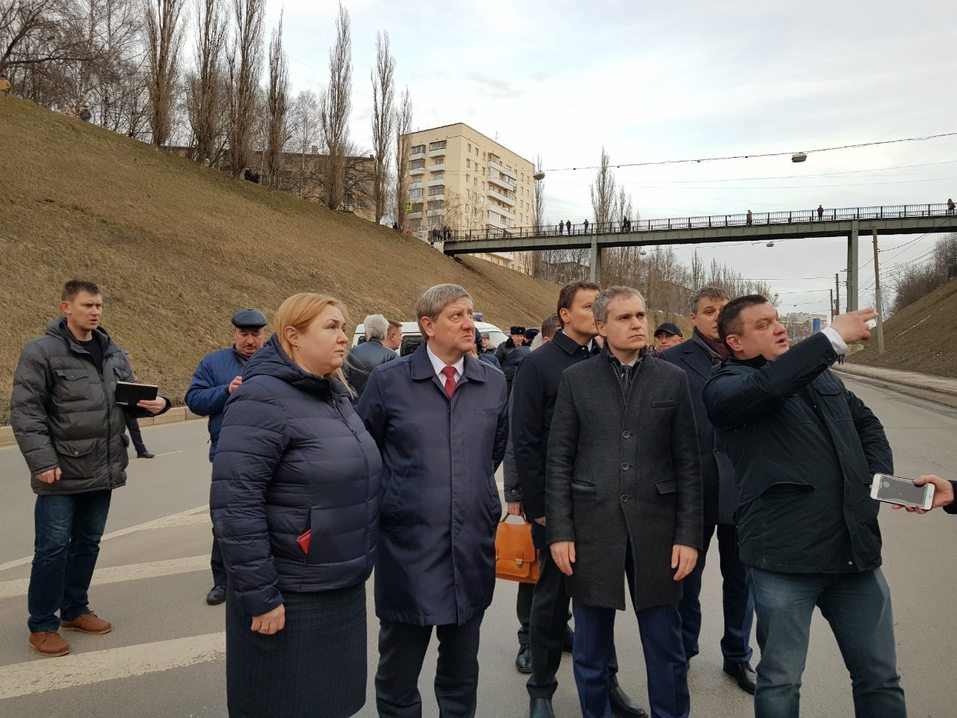 Крупный оползень произошел на Похвалинском съезде. Движение перекрыто 2 Крупный оползень произошел на Похвалинском съезде. Движение перекрыто 2