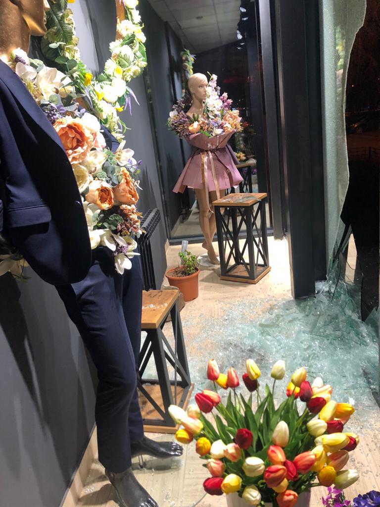 В Челябинске грабители разбили витрину магазина и украли двух медведей 1 В Челябинске грабители разбили витрину магазина и украли двух медведей 1