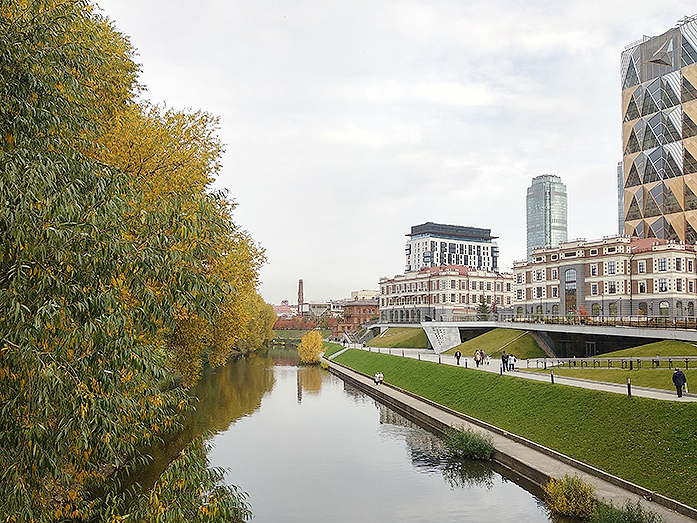 После реконструкции набережная Исети от Малышева до Куйбышева стала одним из любимых мест для прогулок горожан После реконструкции набережная Исети от Малышева до Куйбышева стала одним из любимых мест для прогулок горожан