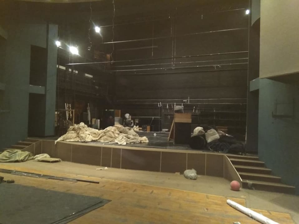 Монтаж сцены в здании Колизея Монтаж сцены в здании Колизея