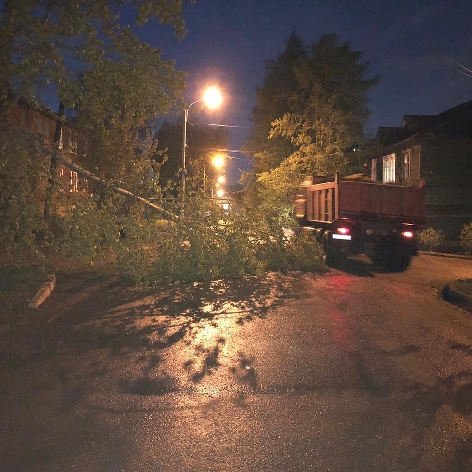 Красноярск устраняет последствия урагана
 4 Красноярск устраняет последствия урагана
 4