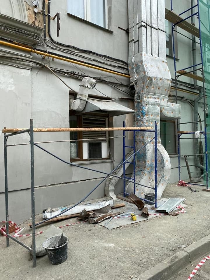 В Челябинске во время ремонта фасада сломана вентиляция известного ресторана за 7 млн руб. 1 В Челябинске во время ремонта фасада сломана вентиляция известного ресторана за 7 млн руб. 1