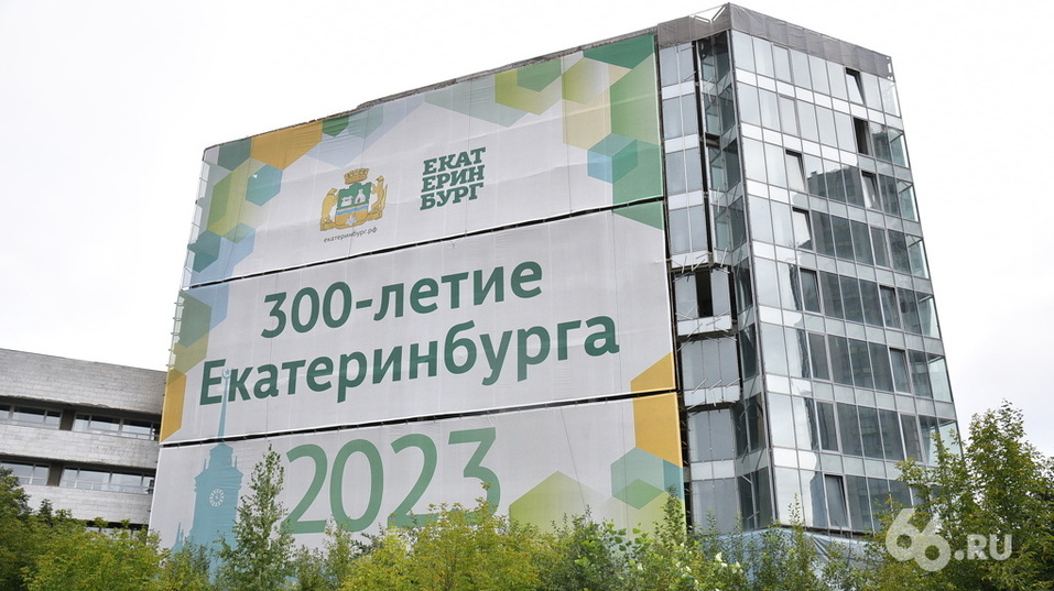 Недострой на Октбярьской площади Недострой на Октбярьской площади