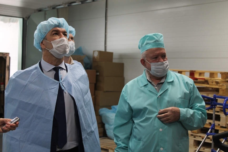 Бердское предприятие вполовину увеличило производство костюмов врача-инфекциониста 1 Бердское предприятие вполовину увеличило производство костюмов врача-инфекциониста 1