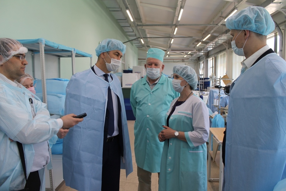 Бердское предприятие вполовину увеличило производство костюмов врача-инфекциониста 2 Бердское предприятие вполовину увеличило производство костюмов врача-инфекциониста 2