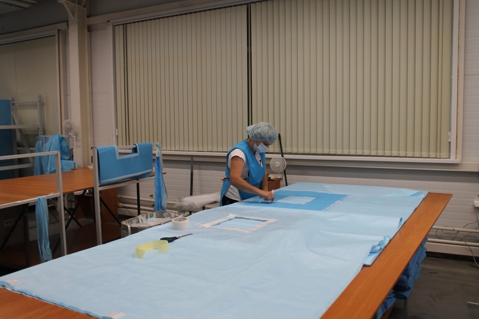 Бердское предприятие вполовину увеличило производство костюмов врача-инфекциониста 3 Бердское предприятие вполовину увеличило производство костюмов врача-инфекциониста 3