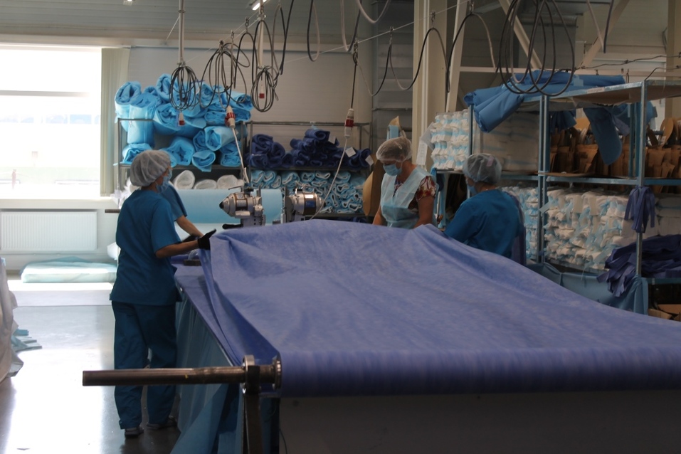 Бердское предприятие вполовину увеличило производство костюмов врача-инфекциониста 4 Бердское предприятие вполовину увеличило производство костюмов врача-инфекциониста 4