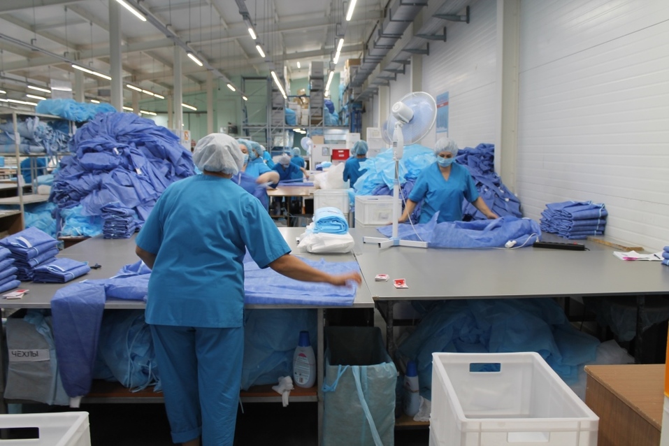 Бердское предприятие вполовину увеличило производство костюмов врача-инфекциониста 5 Бердское предприятие вполовину увеличило производство костюмов врача-инфекциониста 5