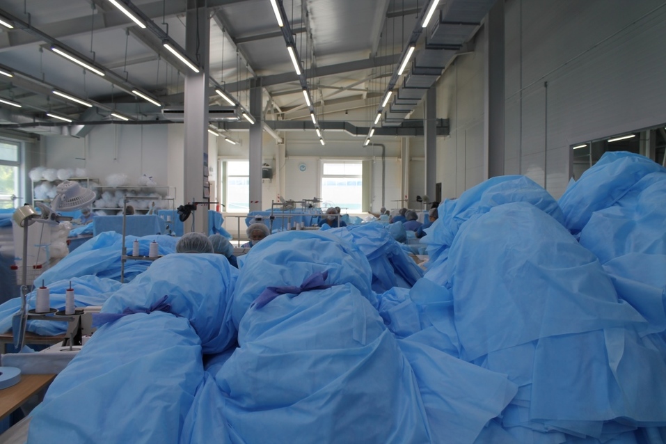 Бердское предприятие вполовину увеличило производство костюмов врача-инфекциониста 7 Бердское предприятие вполовину увеличило производство костюмов врача-инфекциониста 7