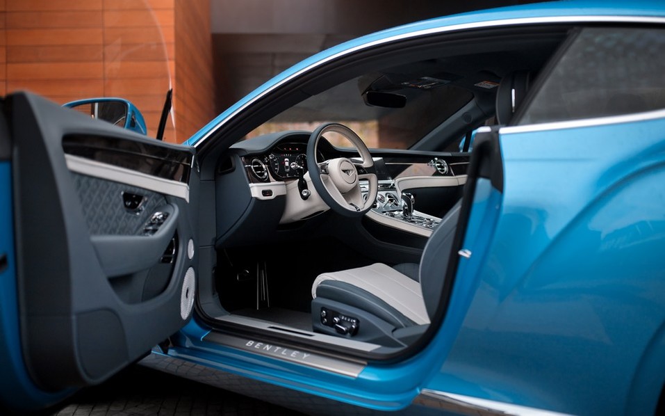 В Красноярск прибыл новый Continental GT V8 1 В Красноярск прибыл новый Continental GT V8 1