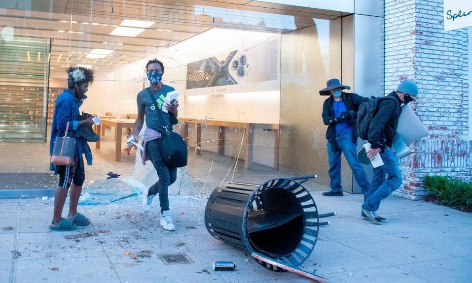 разбитая витрина разбитая витрина