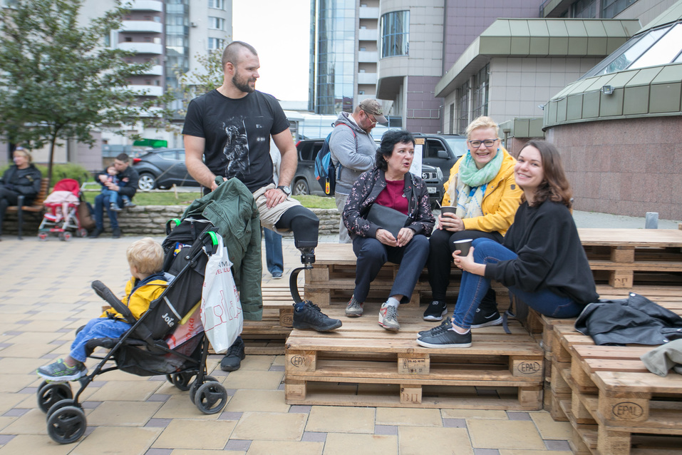 Временная мебель на Красноармейской сделана из поддонов Временная мебель на Красноармейской сделана из поддонов
