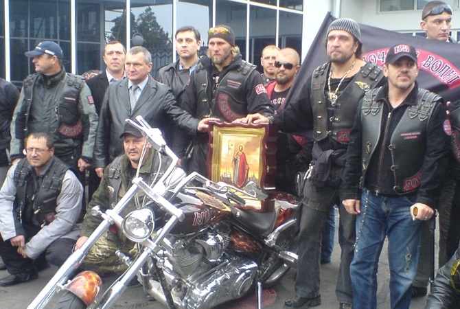 Патриоты «Ночные волки» доставили в Херсонес икону. Фото kp.ua Патриоты «Ночные волки» доставили в Херсонес икону. Фото kp.ua