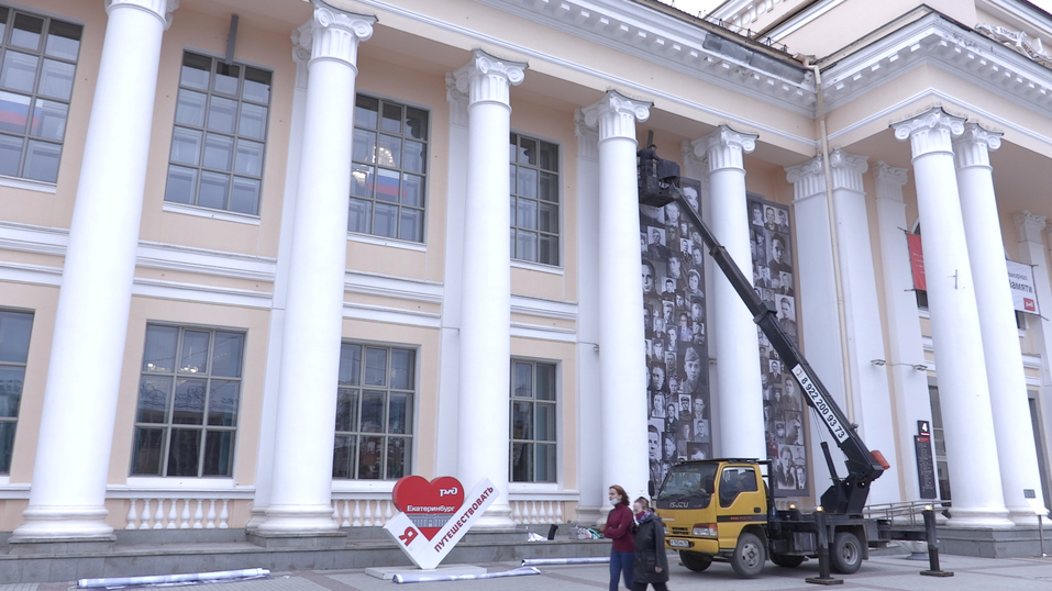 Чтобы повесить полотнища с фото. задействовали спецтехнику Чтобы повесить полотнища с фото. задействовали спецтехнику