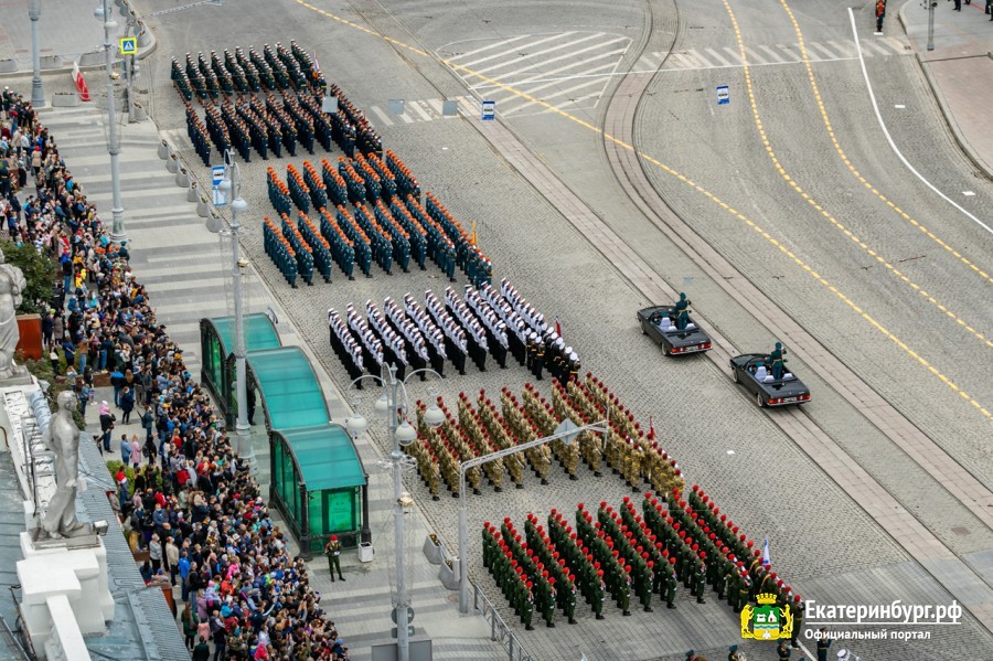 Сергей Безруков на VIP-трибуне и 2 тыс. военных. Как прошел парад Победы в Екатеринбурге 4 Сергей Безруков на VIP-трибуне и 2 тыс. военных. Как прошел парад Победы в Екатеринбурге 4