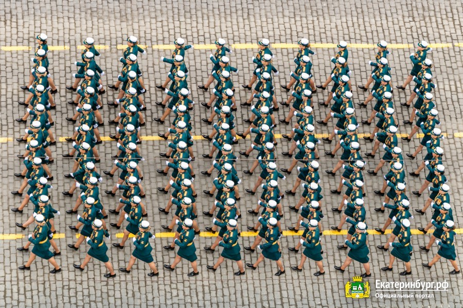 Сергей Безруков на VIP-трибуне и 2 тыс. военных. Как прошел парад Победы в Екатеринбурге 6 Сергей Безруков на VIP-трибуне и 2 тыс. военных. Как прошел парад Победы в Екатеринбурге 6