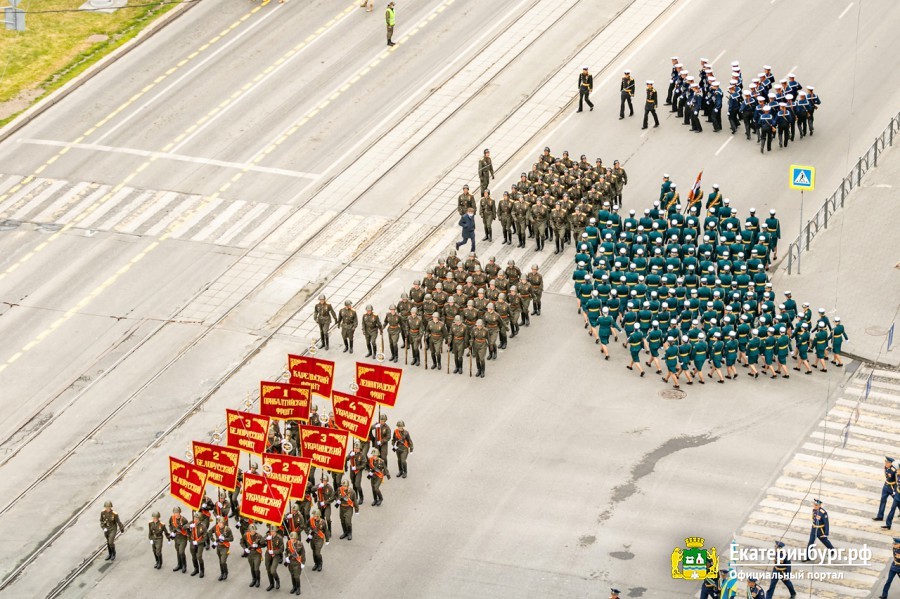 Сергей Безруков на VIP-трибуне и 2 тыс. военных. Как прошел парад Победы в Екатеринбурге 5 Сергей Безруков на VIP-трибуне и 2 тыс. военных. Как прошел парад Победы в Екатеринбурге 5