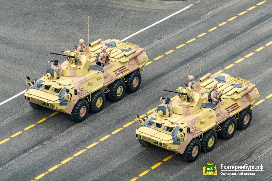 Сергей Безруков на VIP-трибуне и 2 тыс. военных. Как прошел парад Победы в Екатеринбурге 8 Сергей Безруков на VIP-трибуне и 2 тыс. военных. Как прошел парад Победы в Екатеринбурге 8