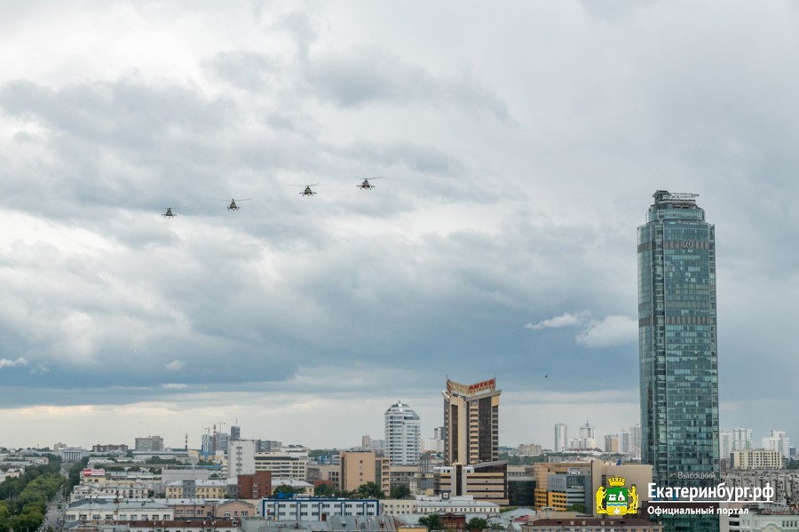 Сергей Безруков на VIP-трибуне и 2 тыс. военных. Как прошел парад Победы в Екатеринбурге 9 Сергей Безруков на VIP-трибуне и 2 тыс. военных. Как прошел парад Победы в Екатеринбурге 9