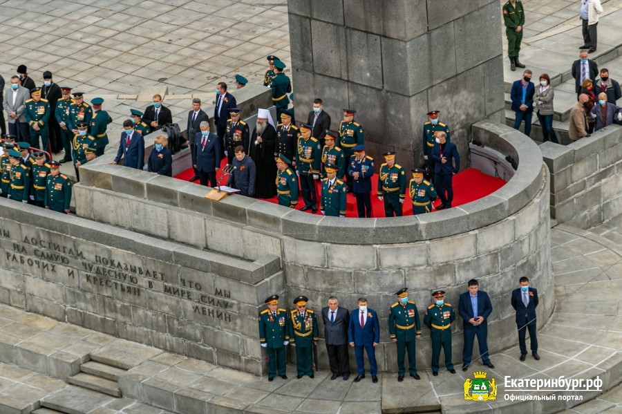 Сергей Безруков на VIP-трибуне и 2 тыс. военных. Как прошел парад Победы в Екатеринбурге 2 Сергей Безруков на VIP-трибуне и 2 тыс. военных. Как прошел парад Победы в Екатеринбурге 2