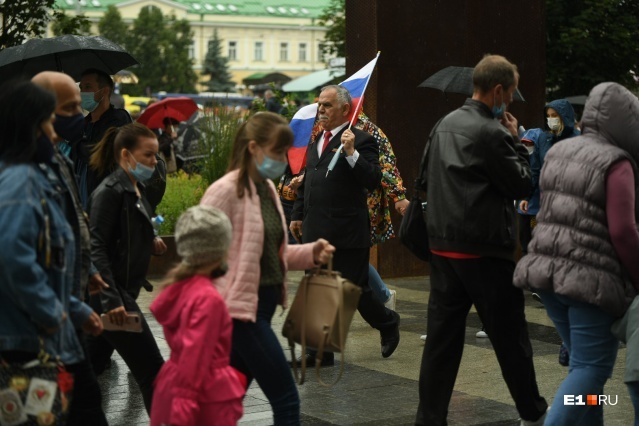 Сергей Безруков на VIP-трибуне и 2 тыс. военных. Как прошел парад Победы в Екатеринбурге 10 Сергей Безруков на VIP-трибуне и 2 тыс. военных. Как прошел парад Победы в Екатеринбурге 10