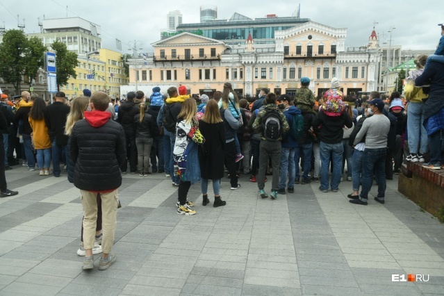 Сергей Безруков на VIP-трибуне и 2 тыс. военных. Как прошел парад Победы в Екатеринбурге 11 Сергей Безруков на VIP-трибуне и 2 тыс. военных. Как прошел парад Победы в Екатеринбурге 11