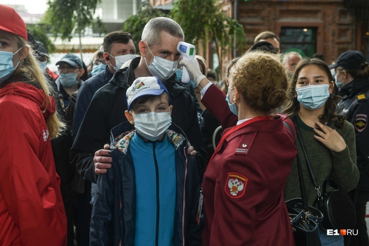 Сергей Безруков на VIP-трибуне и 2 тыс. военных. Как прошел парад Победы в Екатеринбурге 1 Сергей Безруков на VIP-трибуне и 2 тыс. военных. Как прошел парад Победы в Екатеринбурге 1