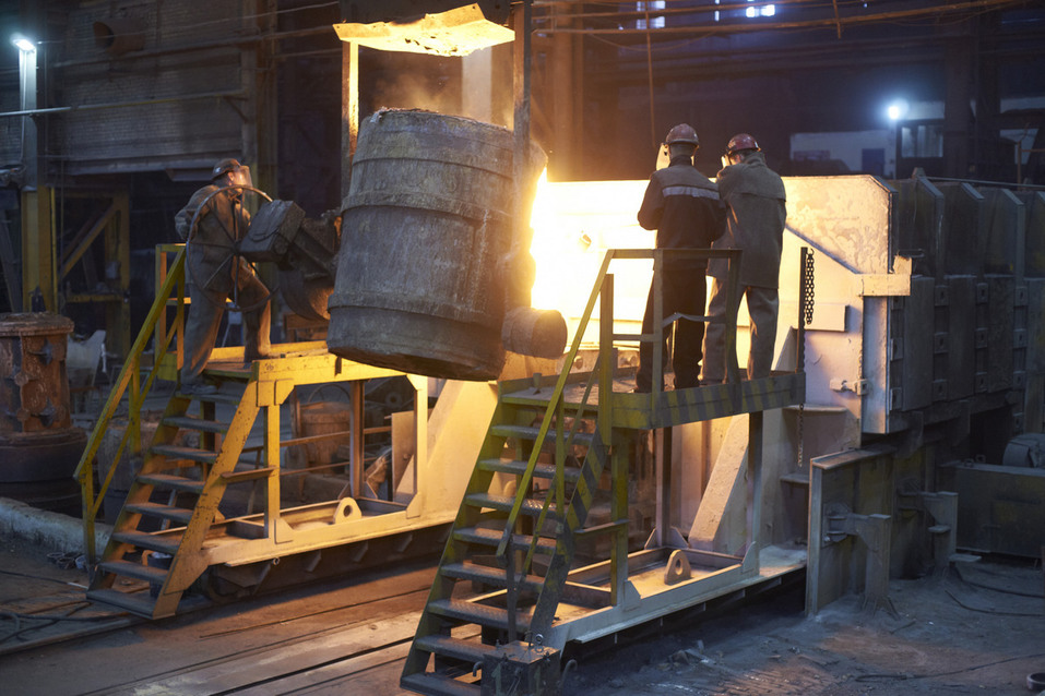 Рабочие в вальцелитейном цехе Рабочие в вальцелитейном цехе