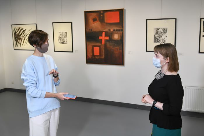 Разговор в галерее Разговор в галерее