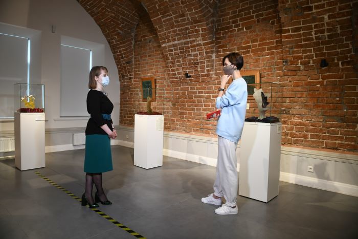 В зале галереи В зале галереи