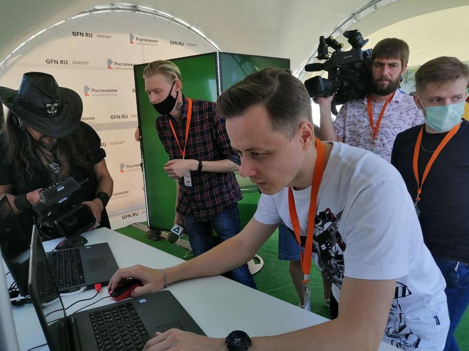 Максим Мазеин, киберспортсмен, пробует новый сервис Максим Мазеин, киберспортсмен, пробует новый сервис