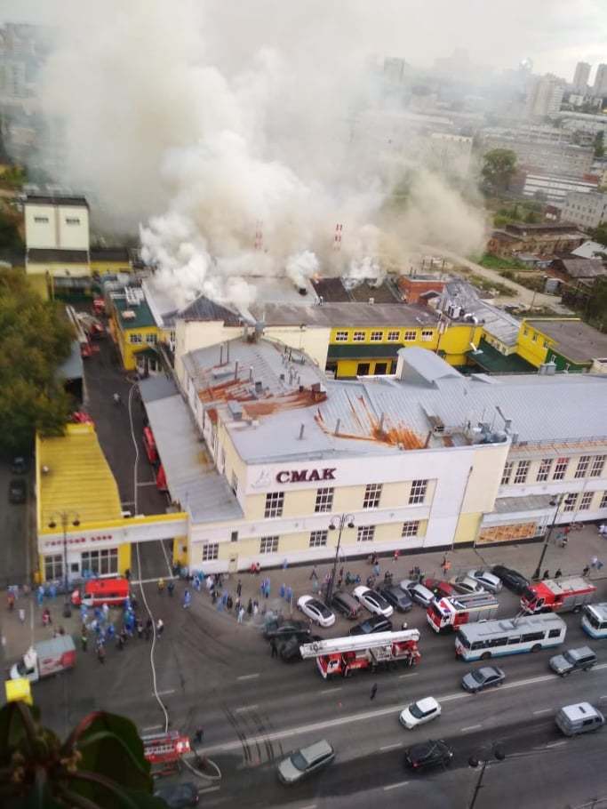 Пожар на «СМАКе». У здания частично обрушилась крыша 1