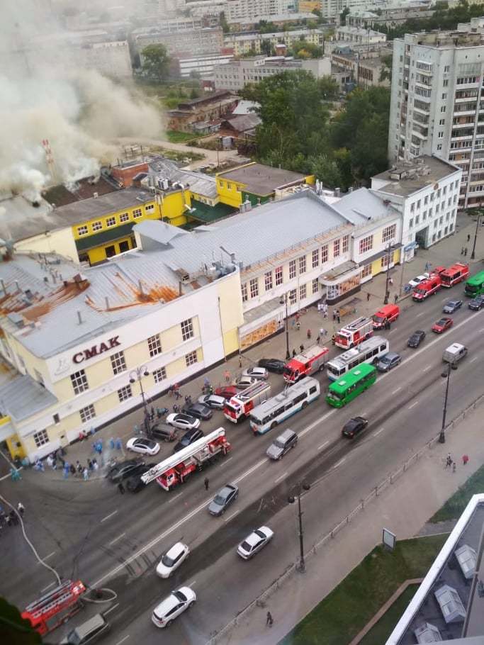 Пожар на «СМАКе». У здания частично обрушилась крыша 2 Пожар на «СМАКе». У здания частично обрушилась крыша 2