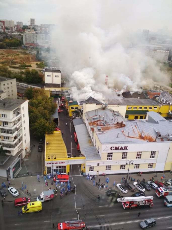 Пожар на «СМАКе». У здания частично обрушилась крыша 3