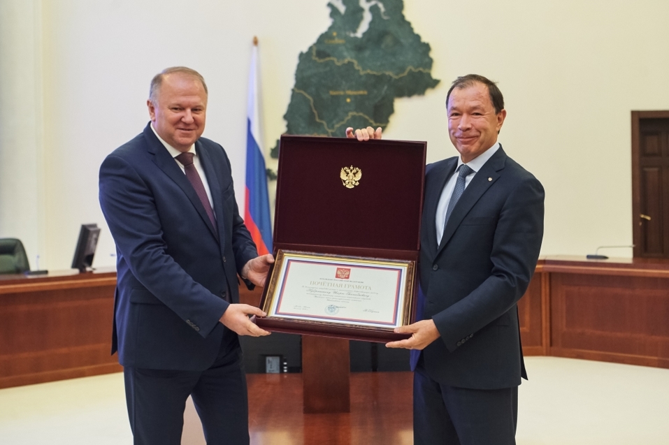 Руководителям УГМК вручили награду от президента Путина
1 Руководителям УГМК вручили награду от президента Путина
1