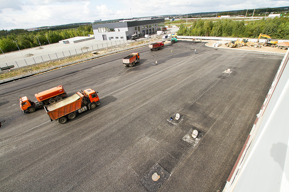 Часть площадки уже заасфальтирована Часть площадки уже заасфальтирована